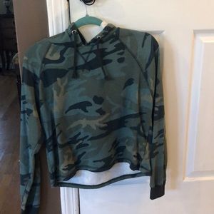 Camo cropped hoodie